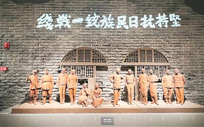 展廳里的雕塑《國際友人在延安》。本報記者 鄒雅婷攝