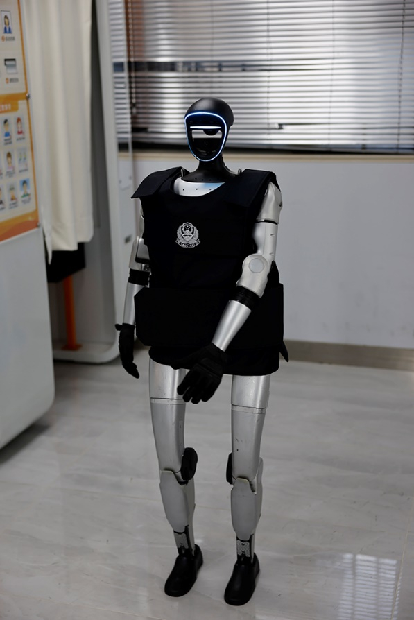 连云港市公安局海州分局郁洲路警务工作站AI警员（央视网记者 谢博韬 摄）