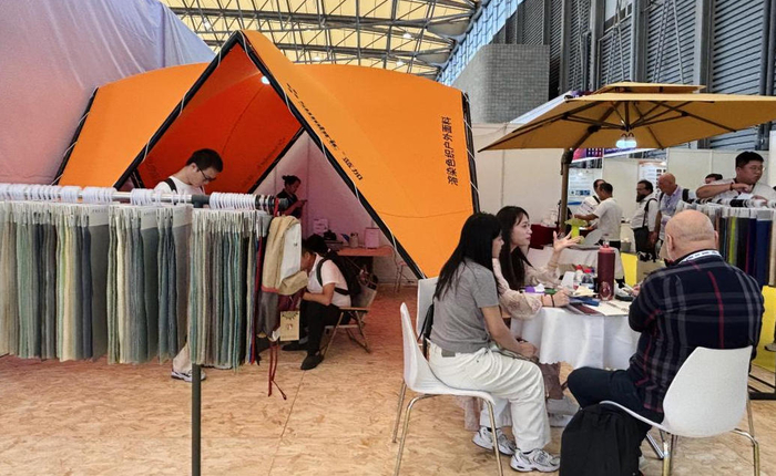图为观众正在了解帐篷产品。黄芷凌 摄。