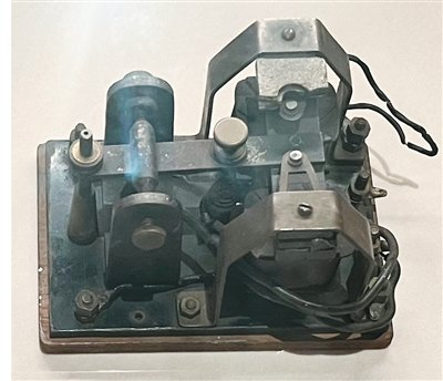 延安新華廣播電臺對美國舊金山廣播時使用的繼電器。本報記者 鄒雅婷攝
