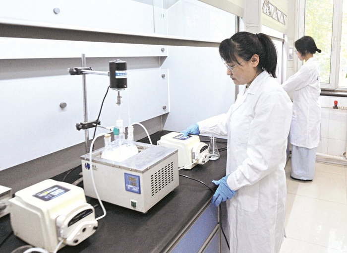 河北长安育才科技股份有限公司的研究人员正在研发新材料。 记者 郄 磊 摄