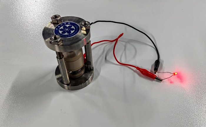 △氫負離子原型電池