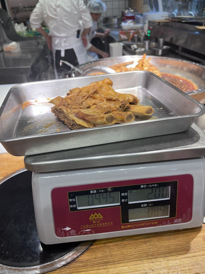 蒙古牛大骨現場(chǎng)稱(chēng)重，店員承諾是9月15日當天制作的。