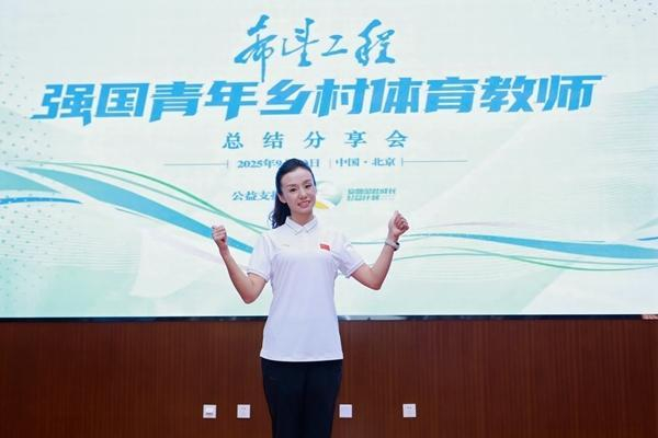 　　张春娜在活动现场拍照留念。主办方供图