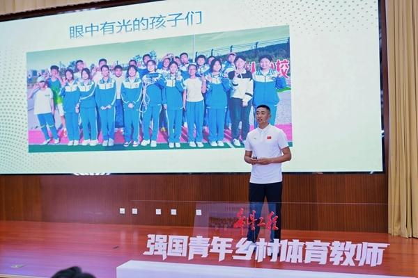 　　佟伟在总结分享会上讲述自己的故事。主办方供图