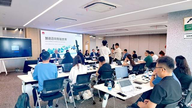 图：2025中国国际信息通信展华为媒体沟通会现场