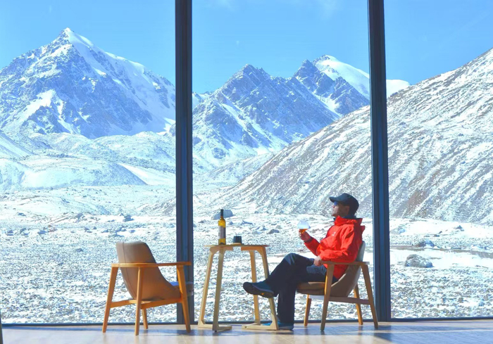 图为常小平在巴尔斯雪山。受访者供图