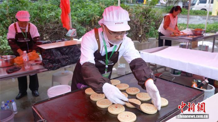 山西鄉寧舉辦首屆空心月餅大賽?！　∠蛏?　攝