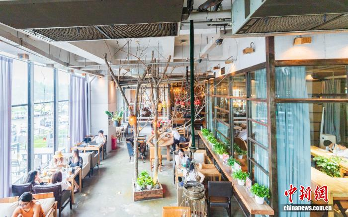 图为松弛惬意的咖啡店。黄维正 摄