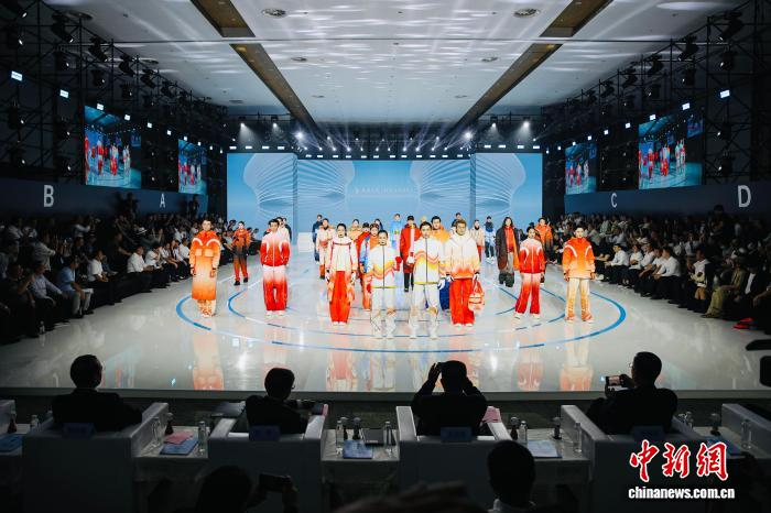 2025中国榆林羊绒毛服饰设计大赛暨陕西省第一届冬季运动会服饰设计大赛总决赛颁奖礼现场。杨彬摄