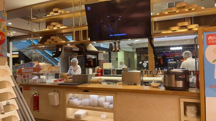 廚師正在明廚里準備菜品。