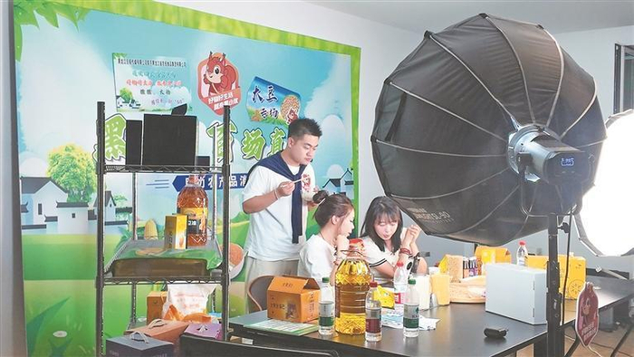     忙碌的直播团队。