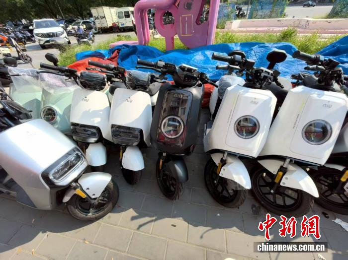 尚在销售中的旧国标电动自行车。 左雨晴 摄 