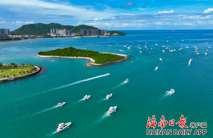 夏日的三亞灣，蔚藍海域游艇穿梭。海南日報全媒體記者 王程龍 攝
