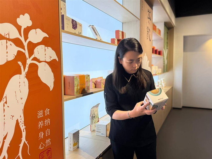 “創(chuàng  )二代”回鄉點(diǎn)“草”成金 月銷(xiāo)30萬(wàn)盒“Z世代”養生零食