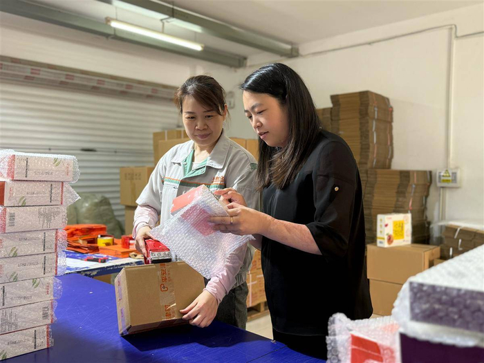 電商發(fā)貨車(chē)間內，郭芷均正在查看大健康產(chǎn)品發(fā)貨情況。 受訪(fǎng)者供圖