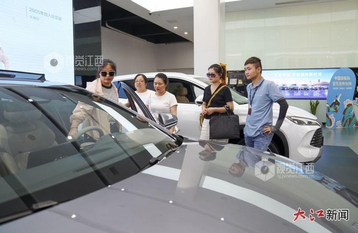 消費者正在挑選心儀的新能源汽車(chē)（焦俊杰 史港澤 攝）