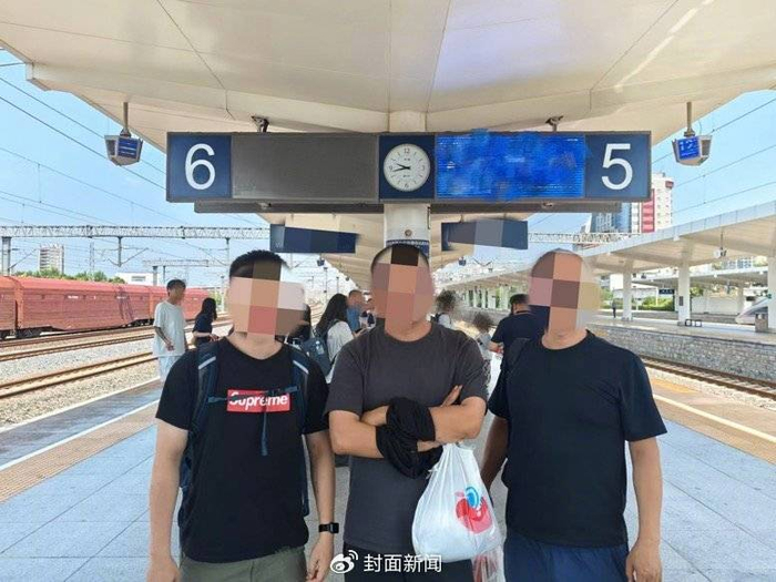 阿成（中）被武汉警方抓捕归案（陈善文供图）