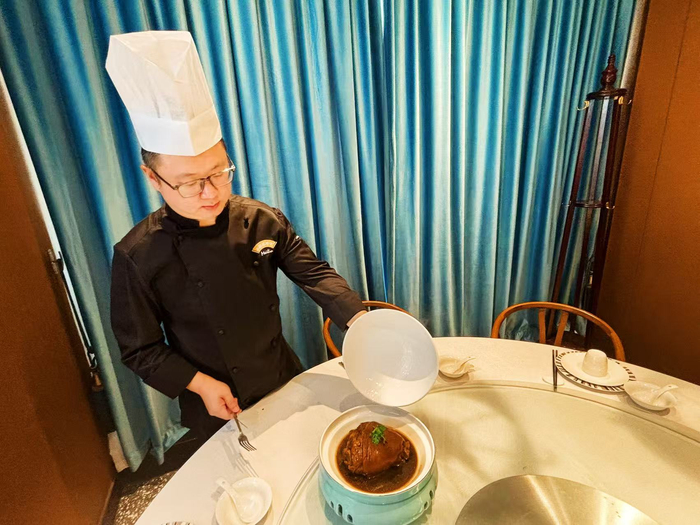 这是一道费时费力的功夫菜。劳动报记者陆燕婷 摄影