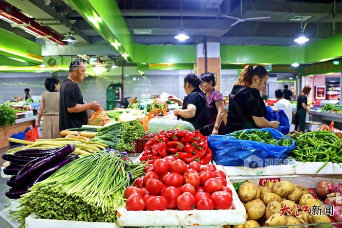 眾多市民前來(lái)買(mǎi)菜購物（袁駿 攝）