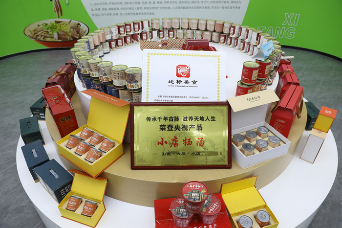 　　小店?duì)逌扪b產(chǎn)品。（小店區(qū)融媒體中心 供圖）