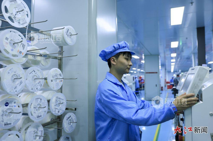 工人正在生產(chǎn)線(xiàn)上趕制手機及新能源汽車(chē)PCBA主板（ 魏東升 攝）