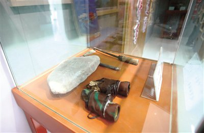 图为“人民楷模”布茹玛汗·毛勒朵巡逻边境时刻下的“中国石”和使用的工具。 新华社记者 程丽 摄