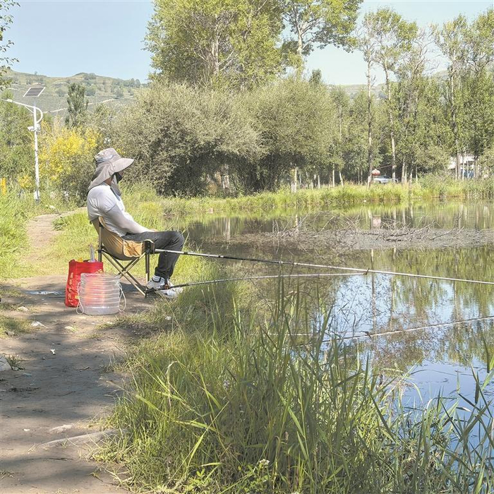 在將藥匠臺村建設(shè)成鄉(xiāng)村旅游示范點的過程中，垂釣成為很多人放松身心的鄉(xiāng)村選擇。