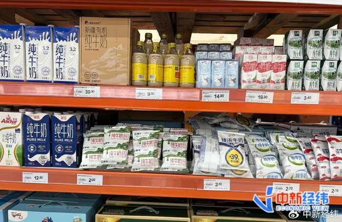 超市内的纯牛奶产品 中新经纬 闫淑鑫摄