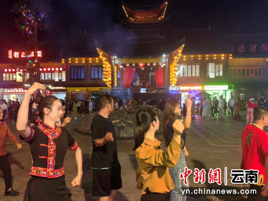 圖為民族歌舞活動(dòng)現場(chǎng)。 范子昂 攝