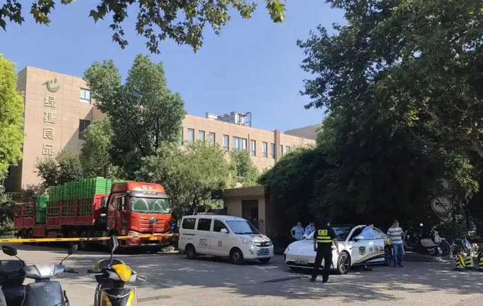 9月16日，上海绿捷公司门口。图片来源：东方网