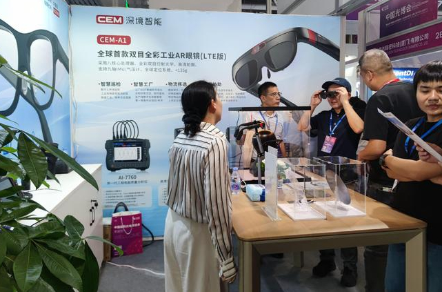 第二十六届中国国际光电博览会期间深境智能展示最新产品。  图片来源:深境智能