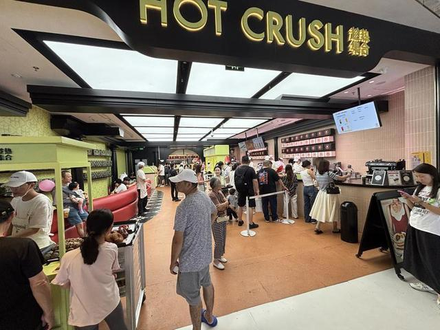 顾客在面包店选购
