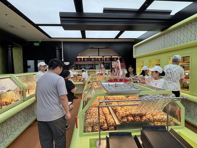 顾客在店内选购面包
