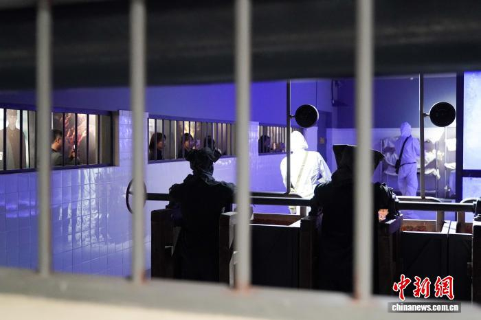 图为观展人员参观冻伤实验室。中新社记者 赵宇航 摄