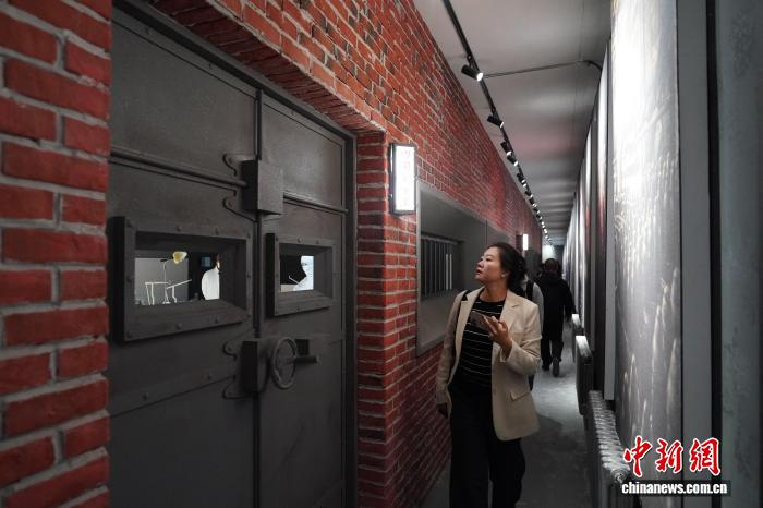 图为观展人员在特展内参观。中新社记者 赵宇航 摄