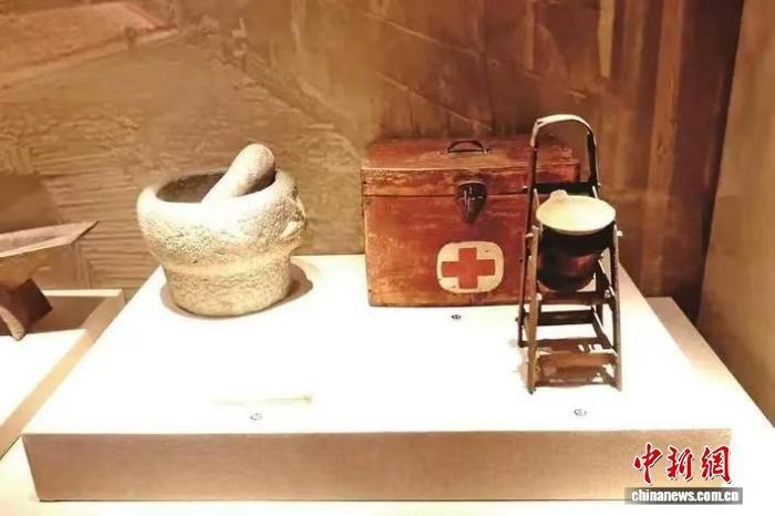 图为红军造的铸铁药碾及红军使用的捣药臼、药箱、马灯。张茜茜 摄