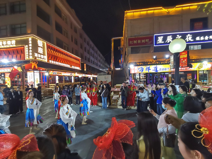 华灯初上，向阳街秒变歌舞海洋。