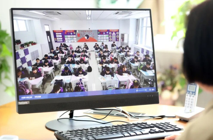 资料图：一些学校的教室里配有摄像头，实时对课堂教学进行监控。