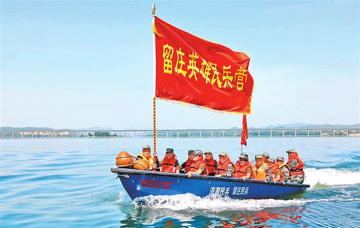 现在的留庄民兵营“葫芦舟”已经改成救援用的冲锋舟，并多次参加防汛抗洪、抢险救灾。 本报资料图片