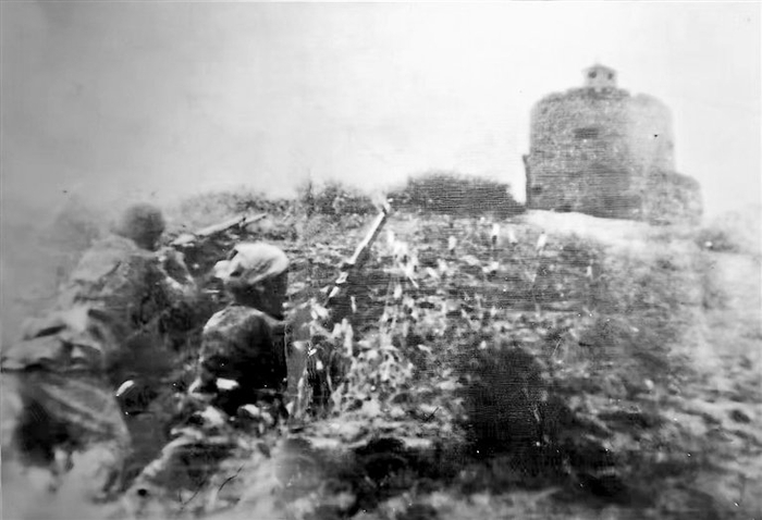 1944年，杜八联民兵配合八路军攻打被日军占领的陈岭炮楼。杜八联由济源西南黄河沿岸的留庄等8个村庄组成。 资料图片