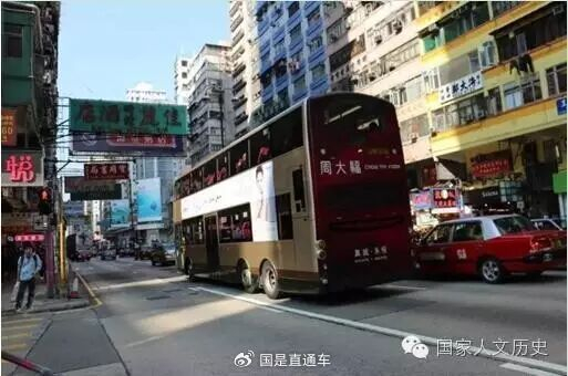 港剧中经常出现的双层公车，图片中场景是在油麻地
