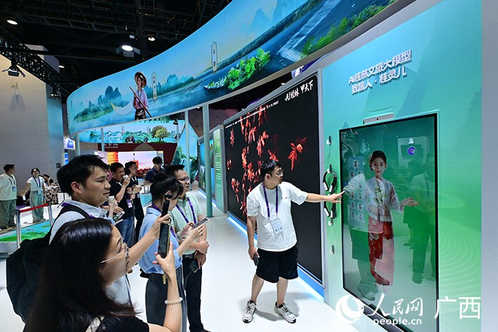 數智人“桂靈兒”在跟市民互動。人民網 雷琦竣攝