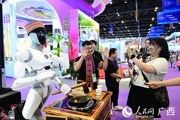 機器人在打油茶。人民網 雷琦竣攝