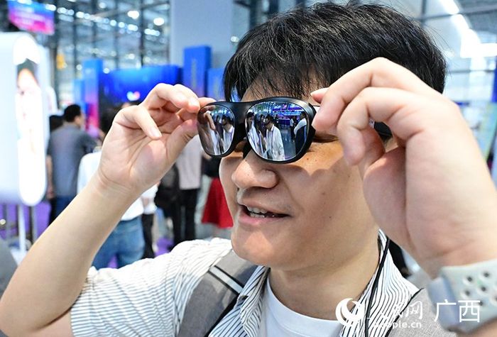 市民在體驗智能眼鏡。人民網 雷琦竣攝