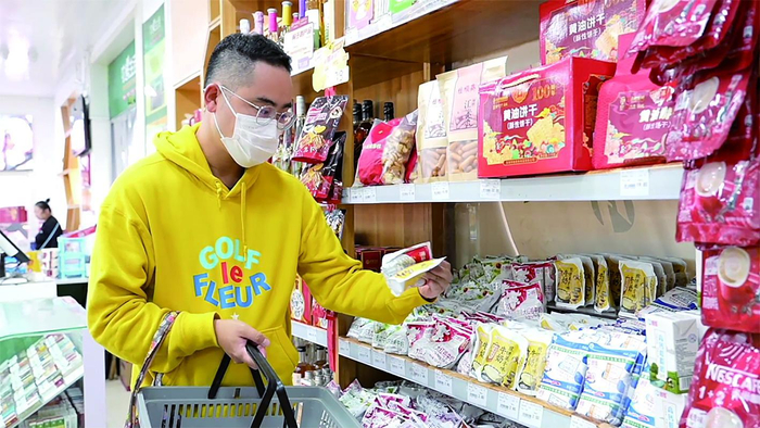     顾客正在选牛奶