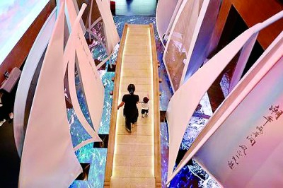 游客在浙江嘉兴芦席汇历史街区“大运河数字诗路e站”体验互动景观。新华社发