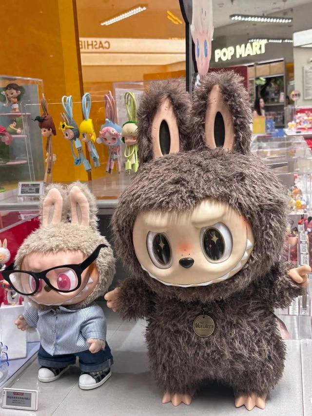 泡泡玛特专卖店里展示的Labubu。图/九派新闻记者 蔡晓萱 