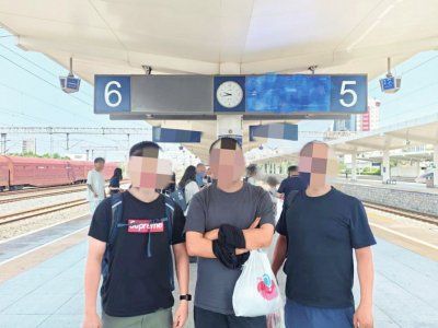阿成（中）被武汉警方抓捕归案。陈善文供图