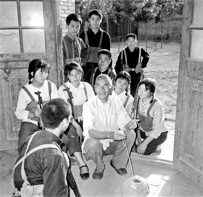 1976年，曾获得“特等民兵战斗英雄”称号的留庄民兵营教导员薛平华给青年民兵讲抗战故事。 耿则先 摄